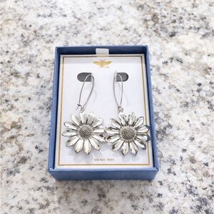 Silver Daisy Drop Earrings 🌼